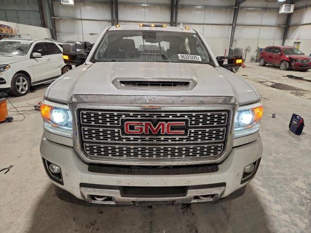 GMC Sierra K2500 Denali Image 6