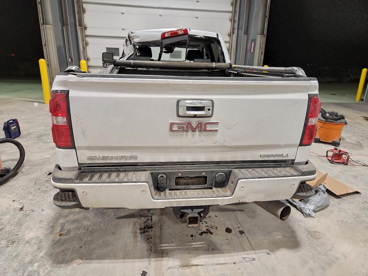 GMC Sierra K2500 Denali Image 5