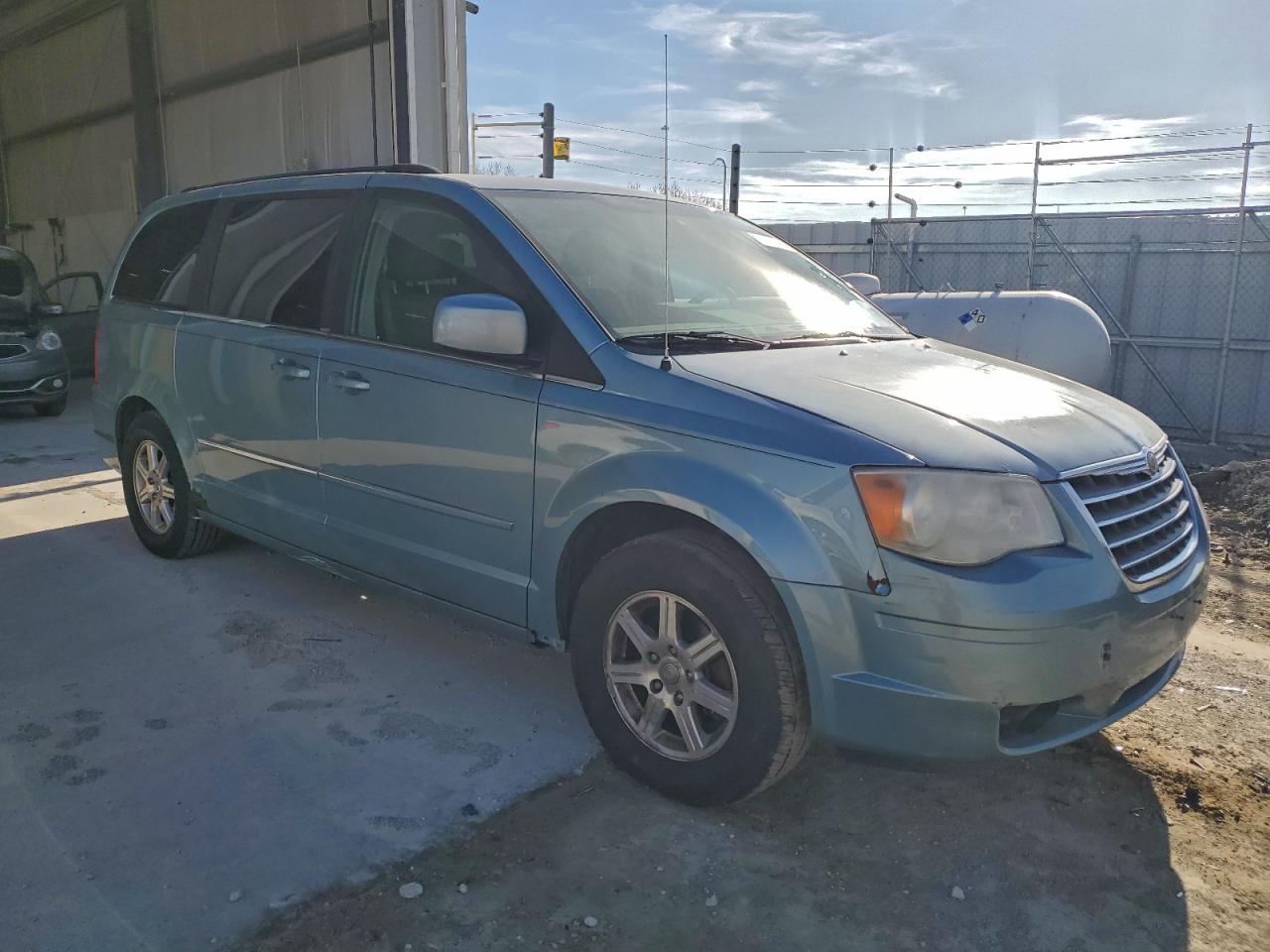 Chrysler Minivan Touring Image 2