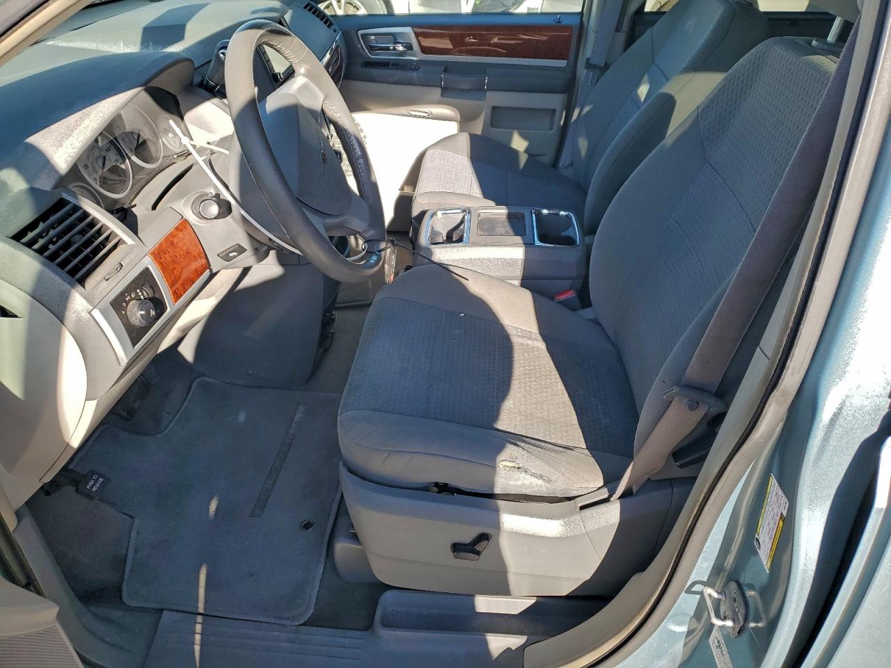 Chrysler Minivan Touring Image 4