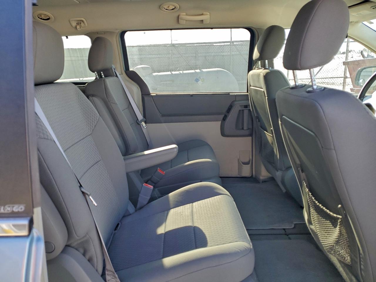 Chrysler Minivan Touring Image 3