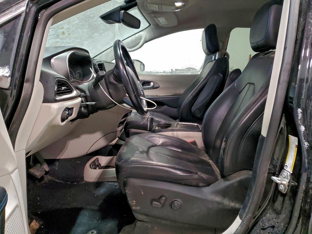 Chrysler Pacifica Touring L Image 4