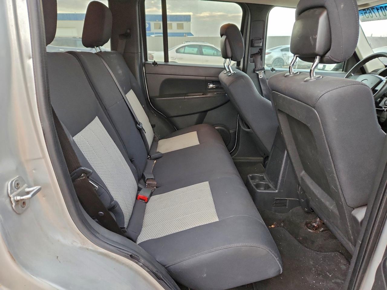 Jeep Liberty Sport Image 9