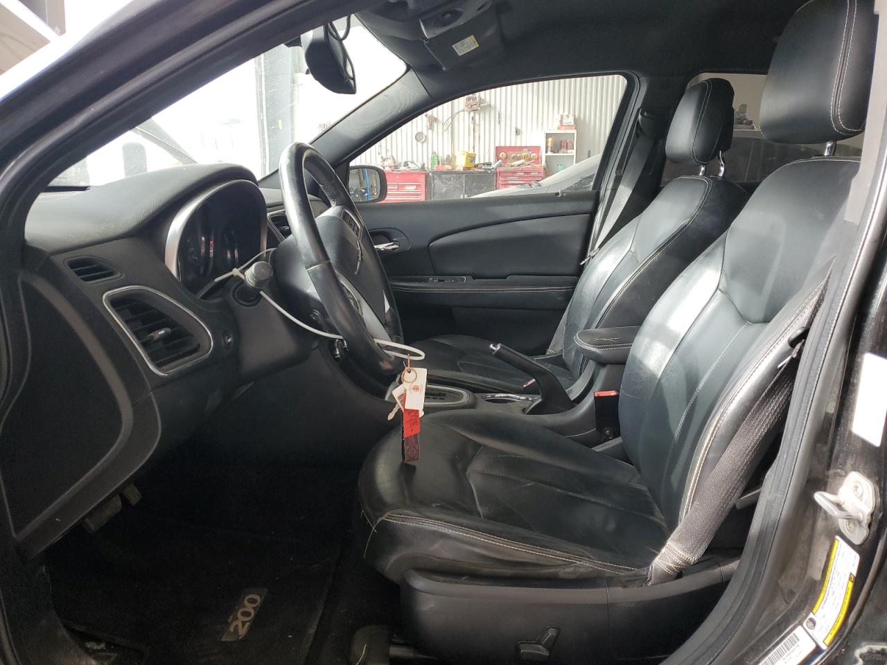 Chrysler 200 Limited Image 12