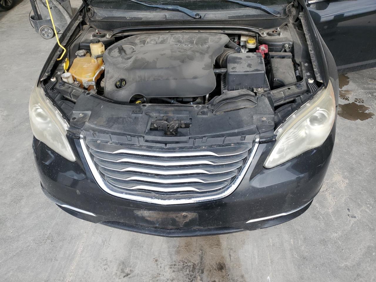 Chrysler 200 Limited Image 9