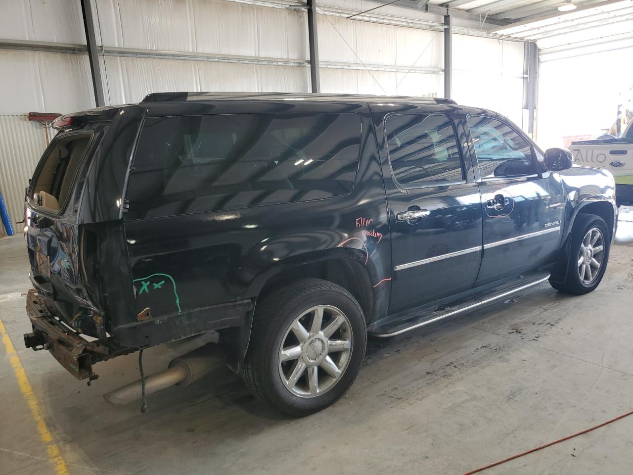 GMC Yukon Denali Image 4