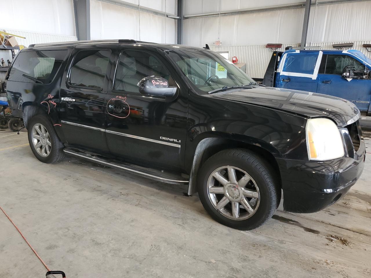 GMC Yukon Denali Image 3