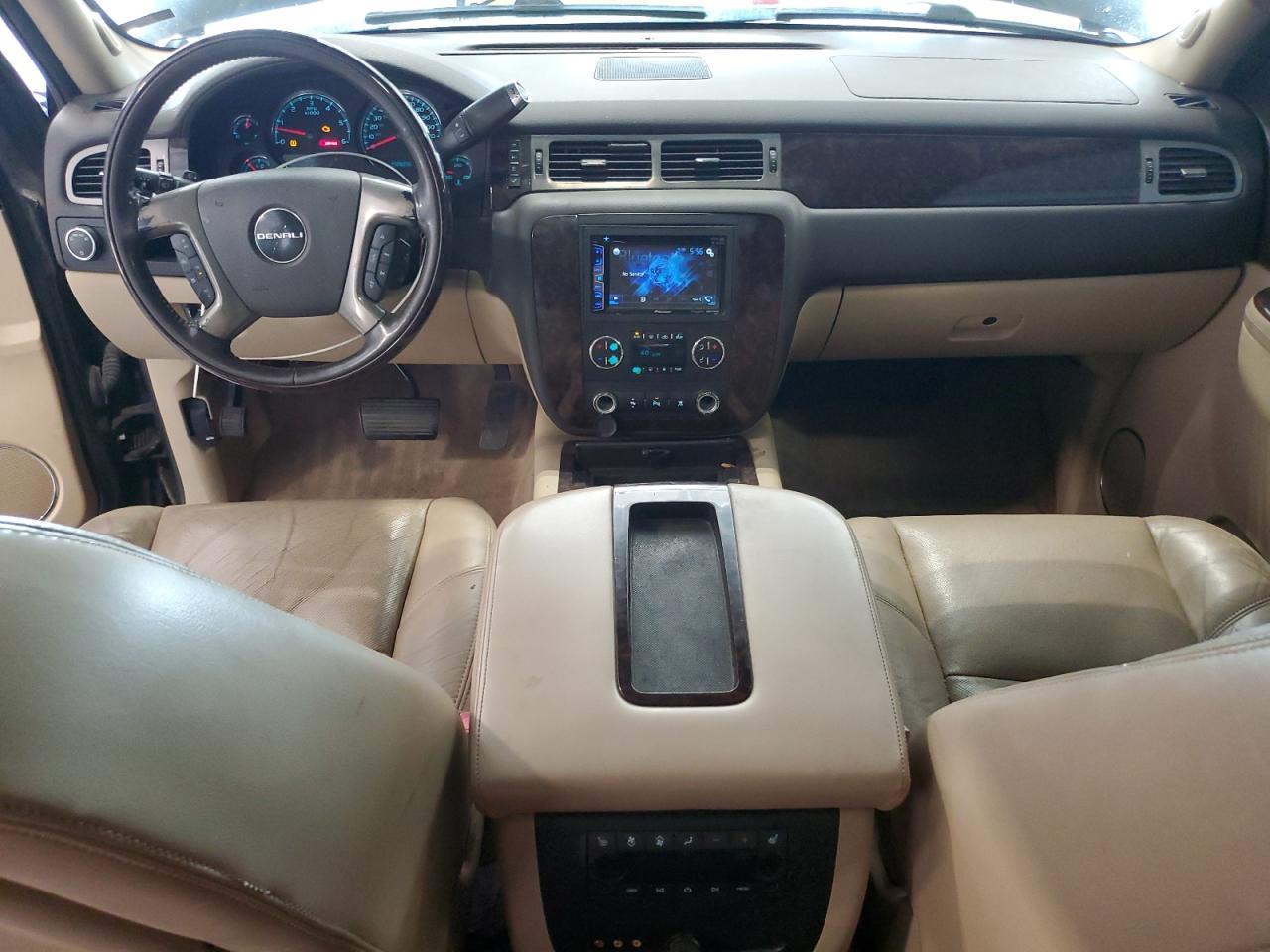 GMC Yukon Denali Image 7