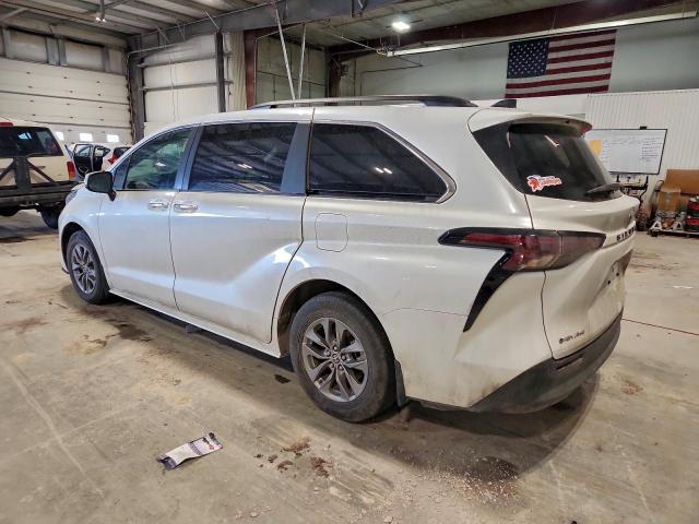 Toyota Sienna Xle Image 2