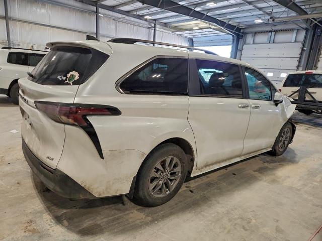 Toyota Sienna Xle Image 3