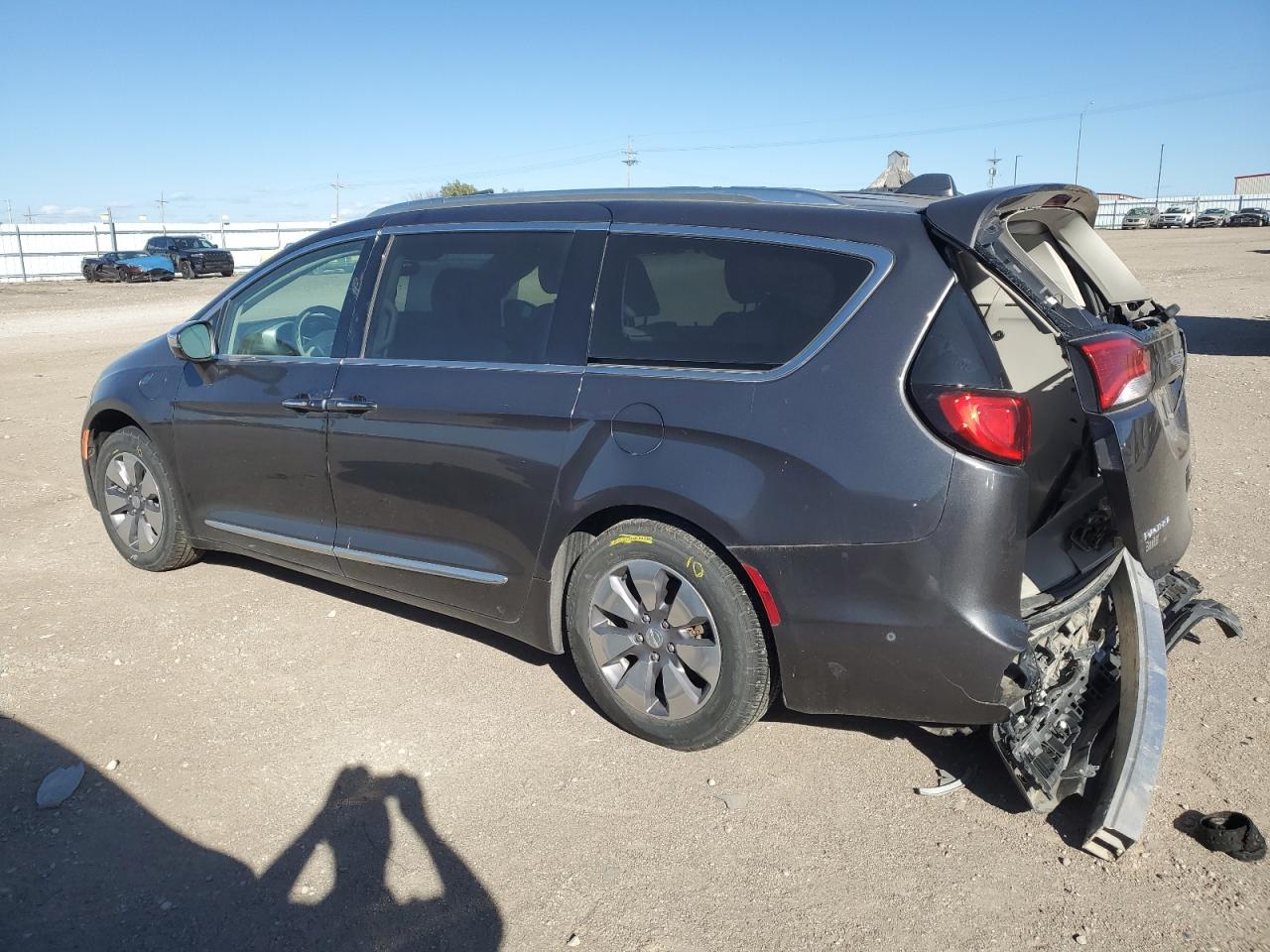 Chrysler Pacifica Hybrid Limited Image 4