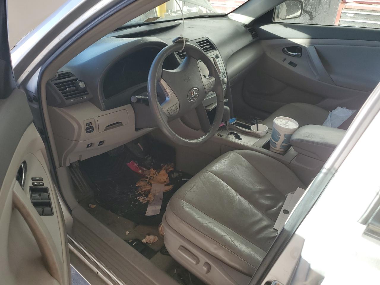 Toyota Camry Hybrid Image 2