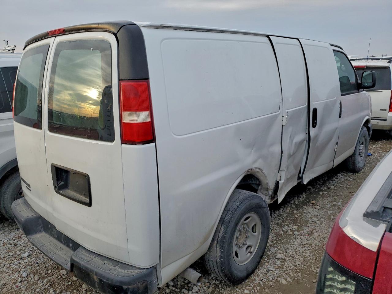 Chevrolet Express Image 8