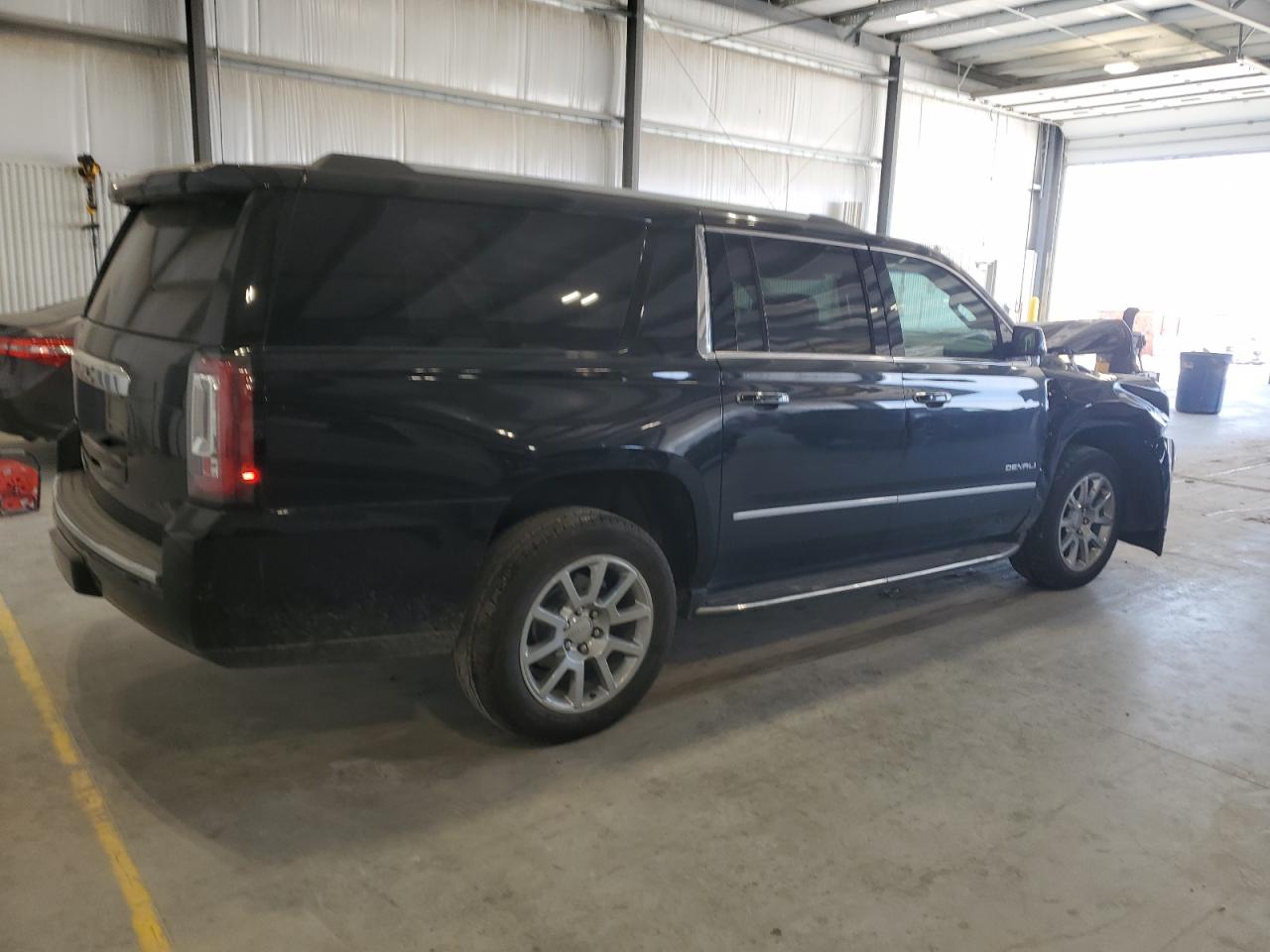 GMC Yukon Denali Image 3