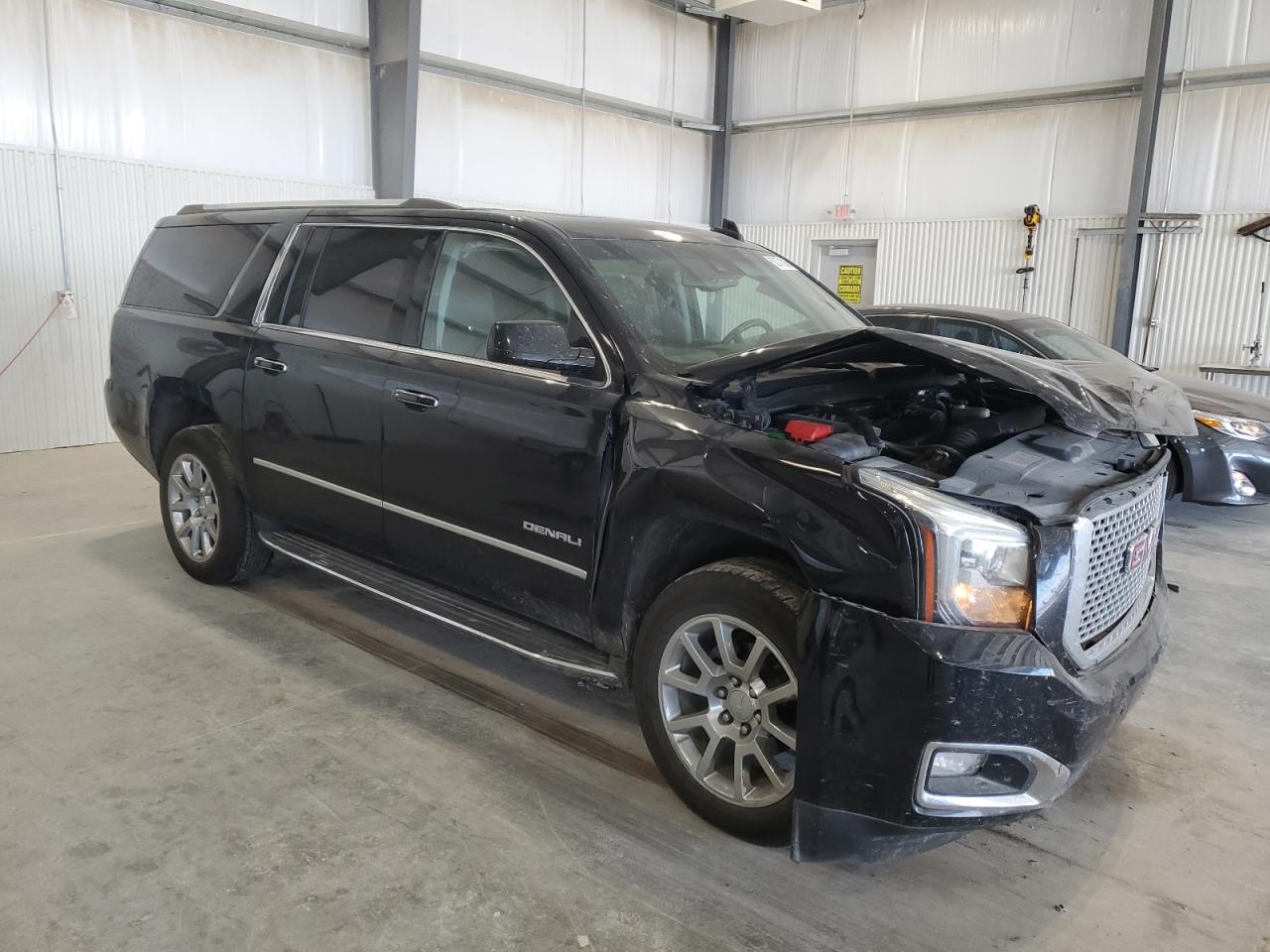 GMC Yukon Denali Image 5