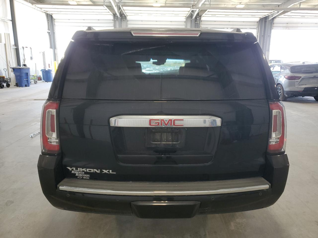 GMC Yukon Denali Image 8