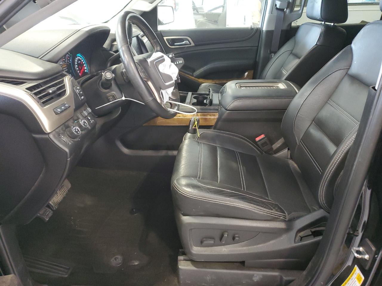 GMC Yukon Denali Image 6