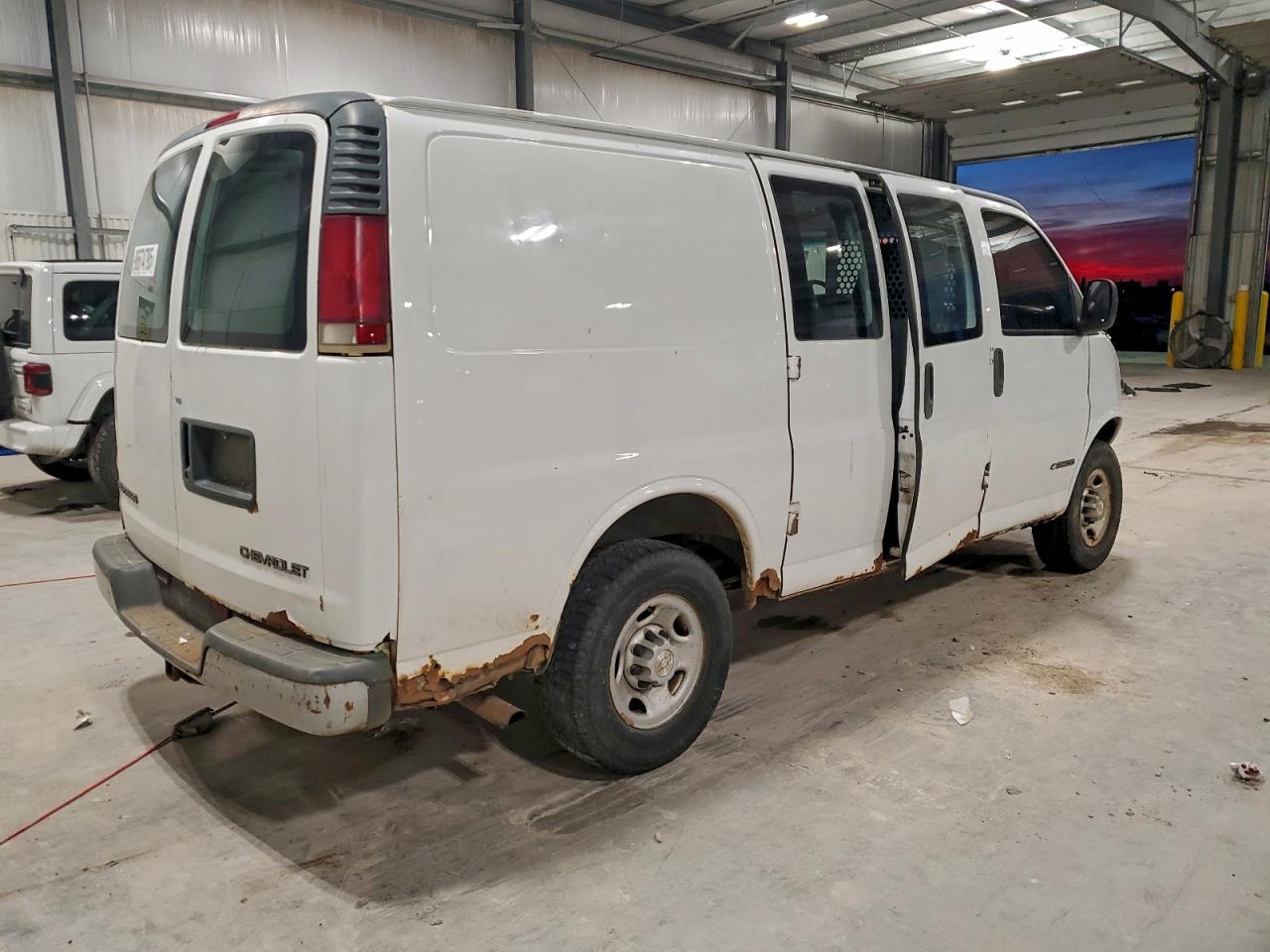 Chevrolet Express Image 2