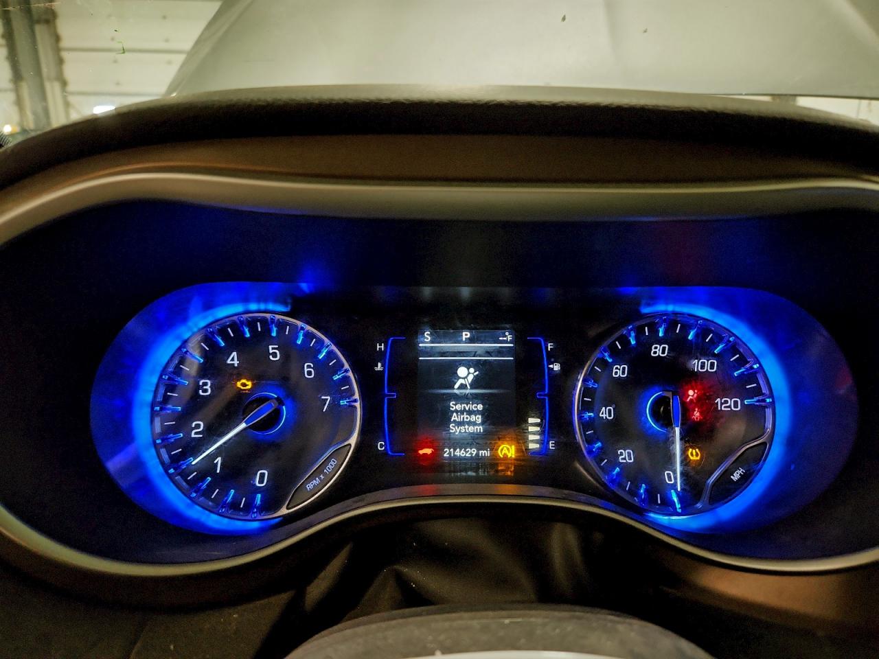 Chrysler Pacifica Touring L Image 8