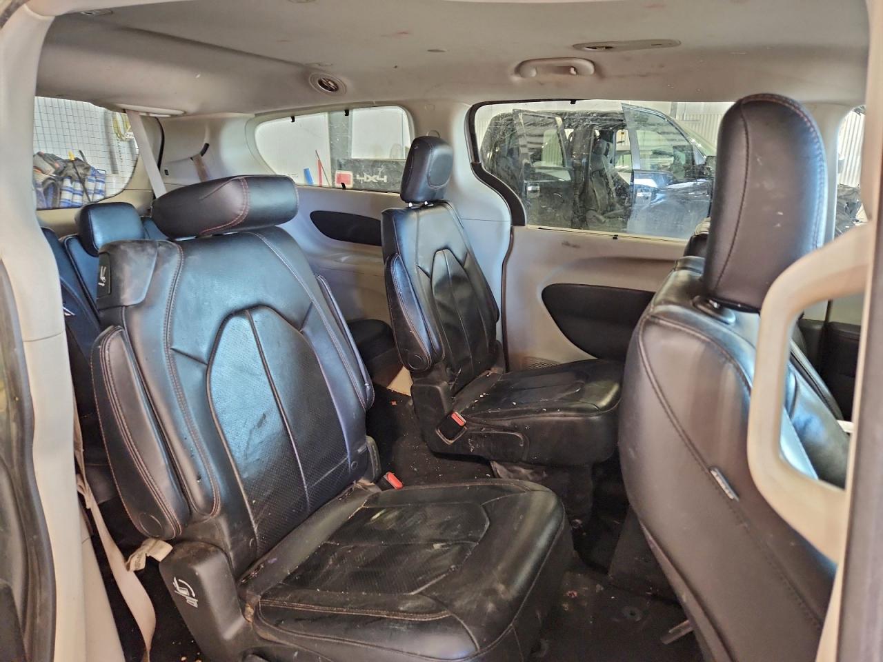 Chrysler Pacifica Touring L Image 5