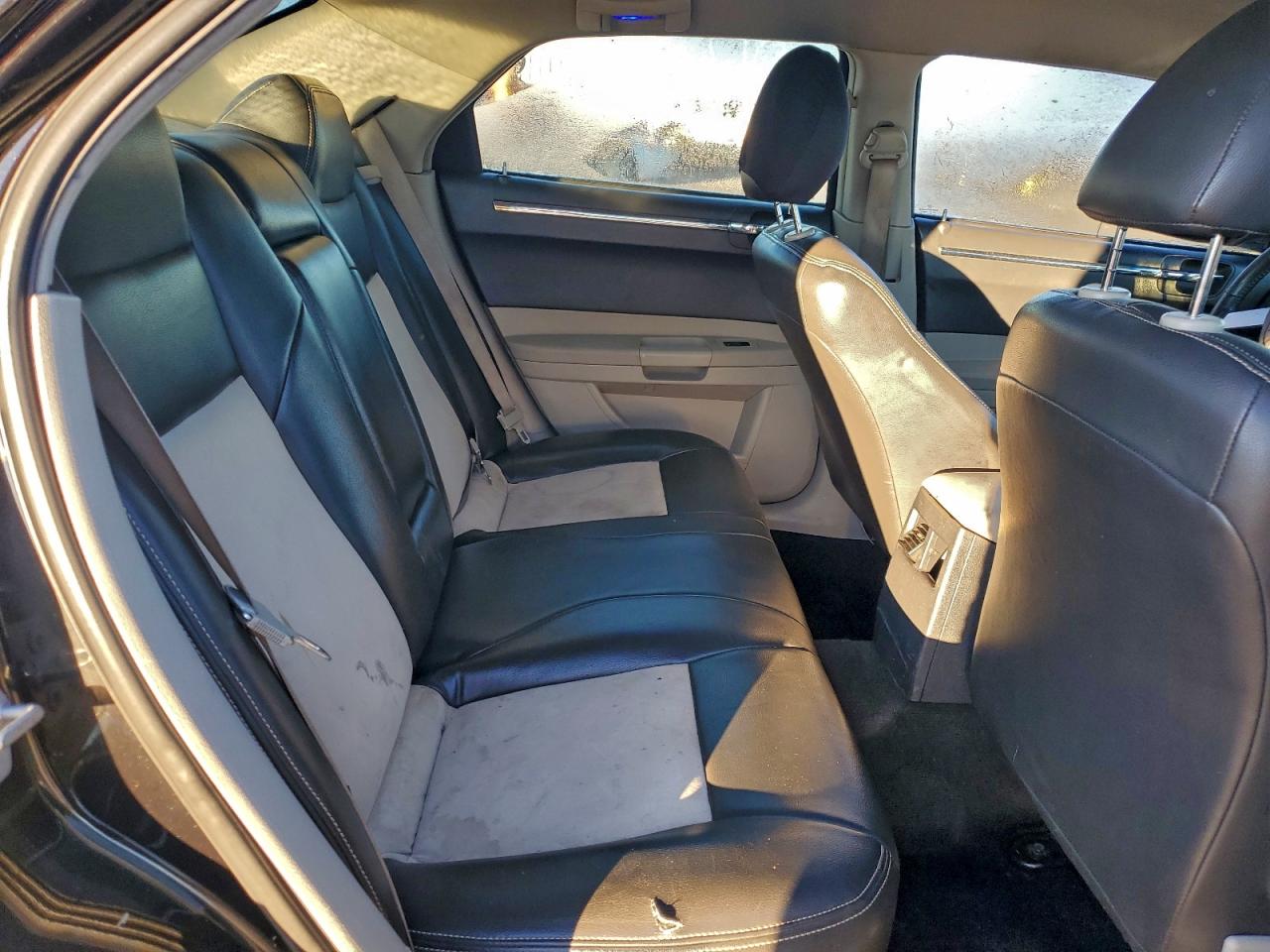 Chrysler 300 Touring Image 12