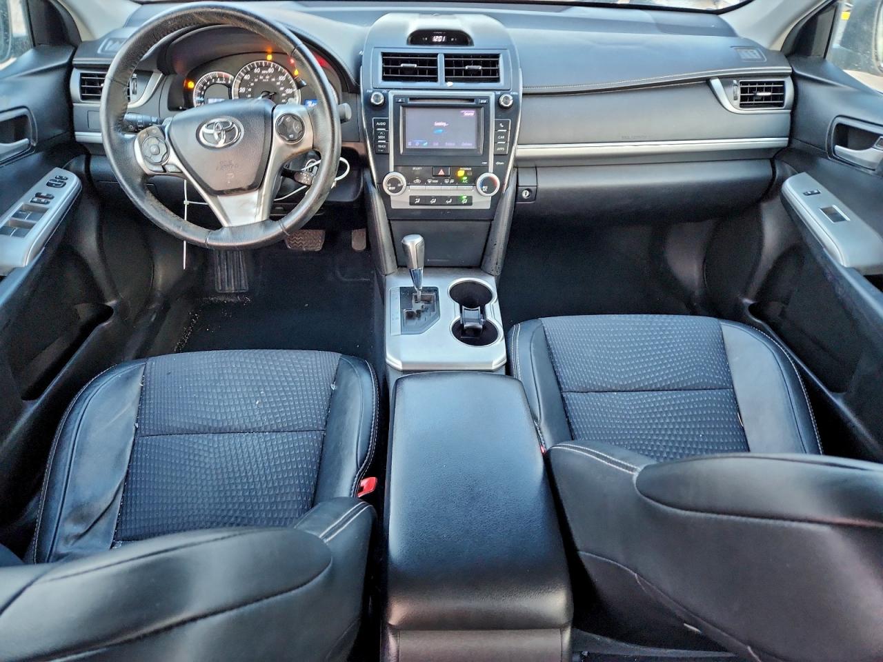 Toyota Camry Base Image 3